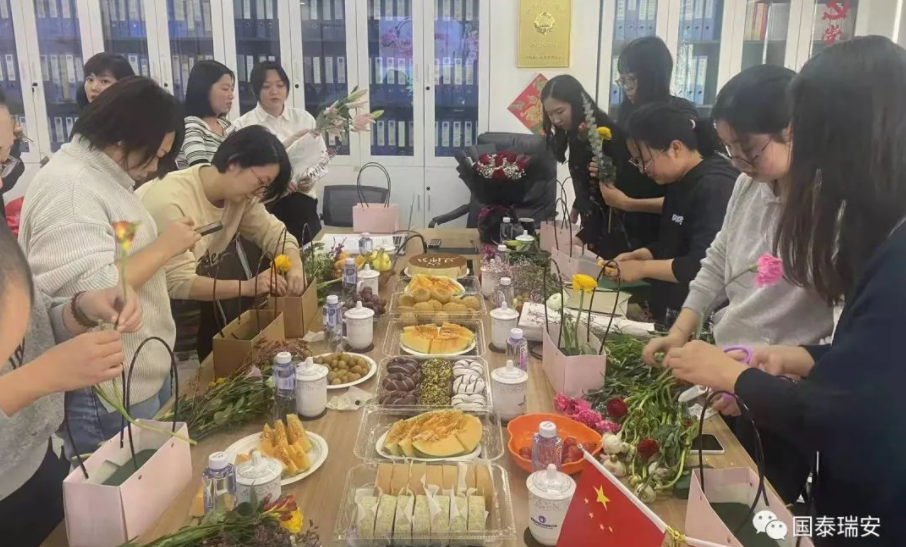 国泰瑞安开展“感恩有你”女神节党建主题插花活动(图3)