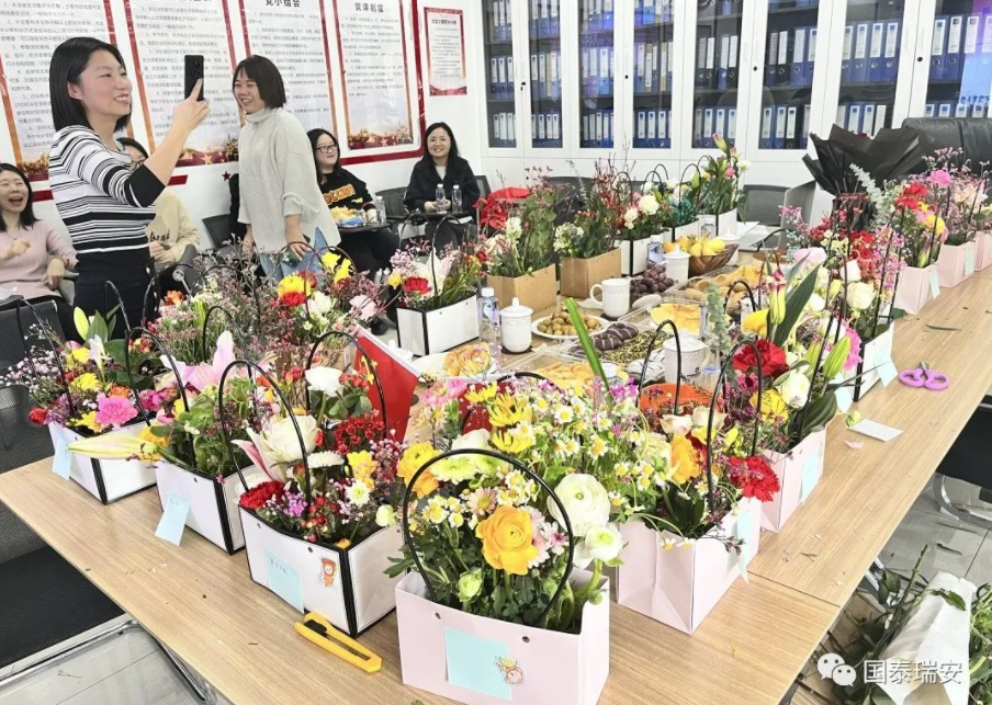 国泰瑞安开展“感恩有你”女神节党建主题插花活动(图4)